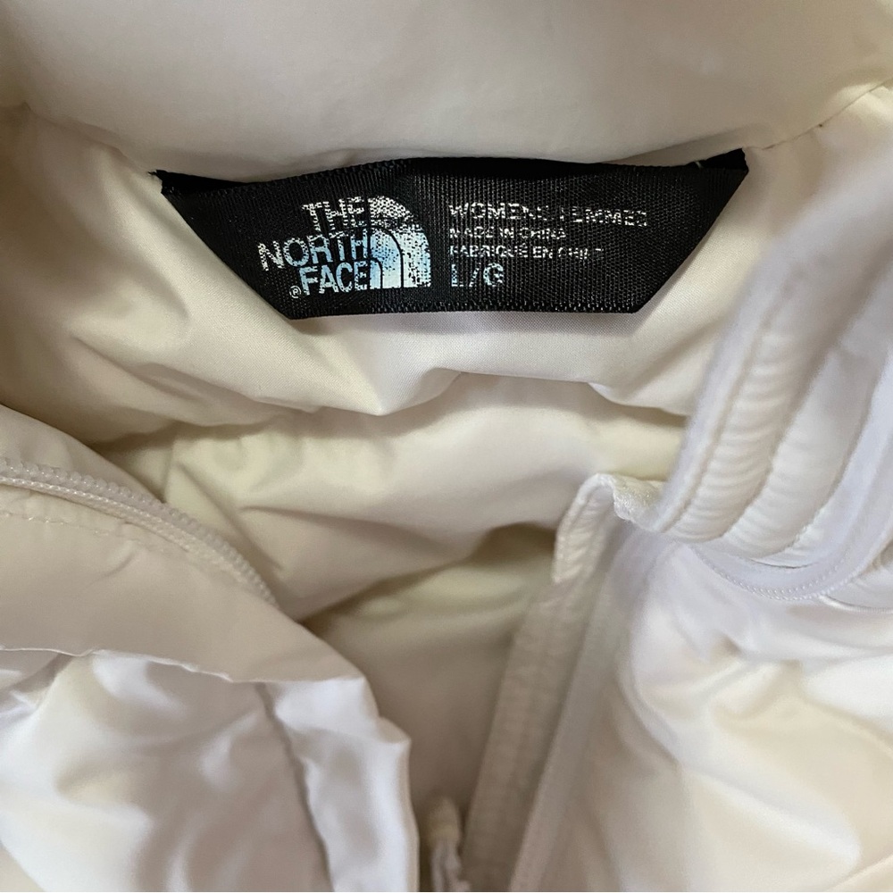 The North Face women’s white 550 down quilted vest - Picture 4 of 15